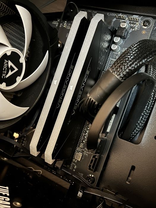 ПАМЕТ Corsair Vengeance RGB, 16GB (2x8GB), DDR4, 3600 MHz CL18