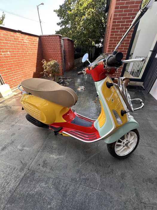 Vespa Primavera Sean Wotherspoon