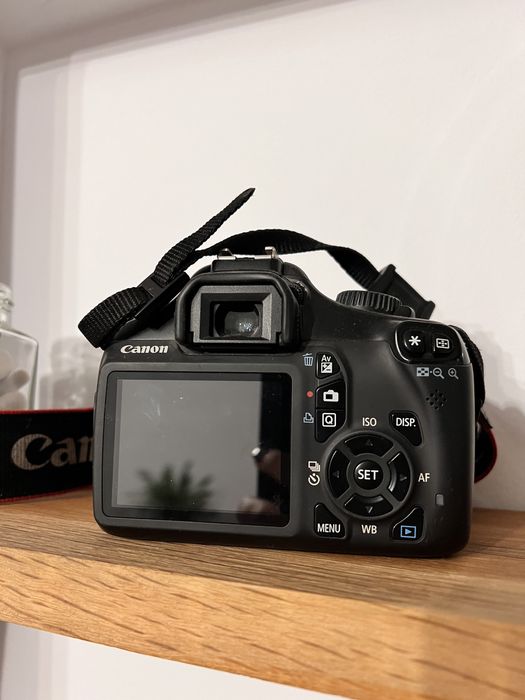 Canon 1100D cu obiectiv fix 1.8