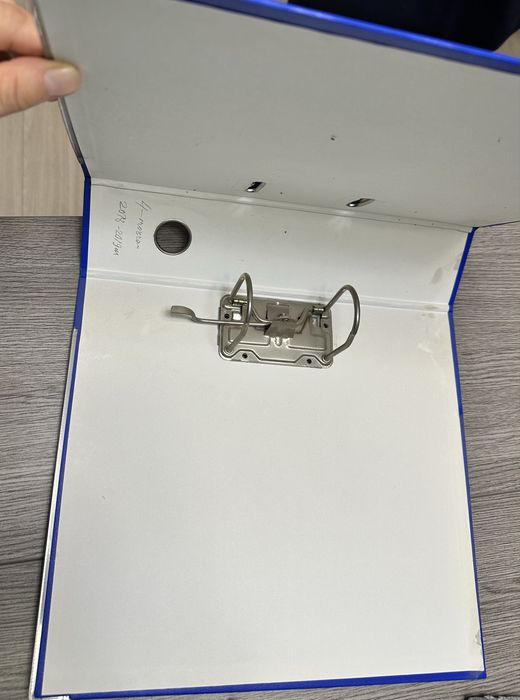 Продается папка с зажимом