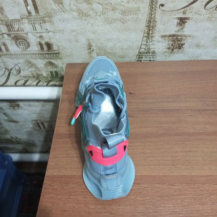 Кроссовки спортивные.