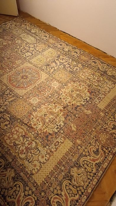 Запазен персийски килим