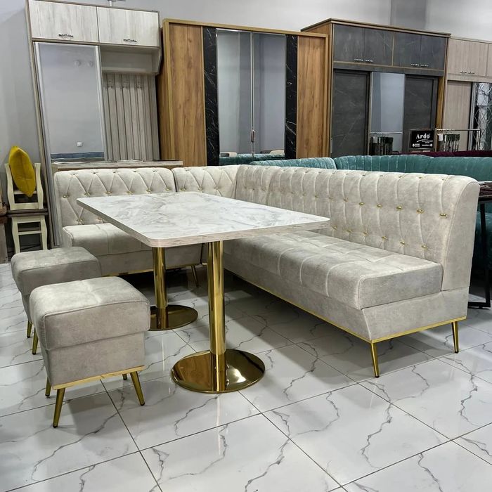 Шикарный кухонный уголок, с пуфиками и подушками.