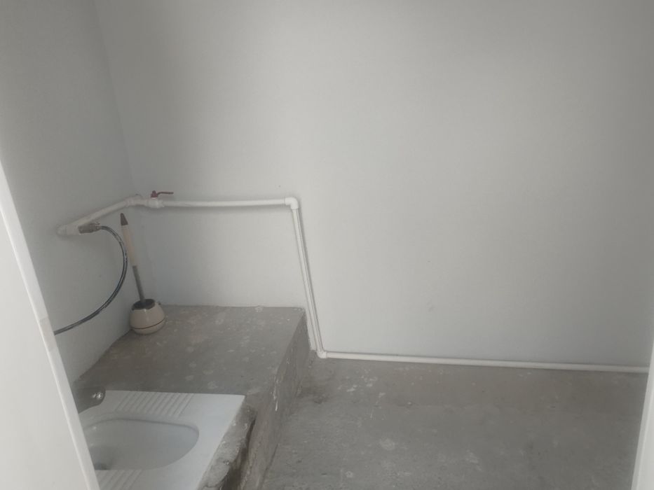 Жомбой марказида хокимият олдида ховли сотилади