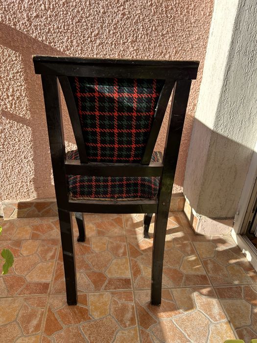 Антикварен стол от масовно дърво в черно