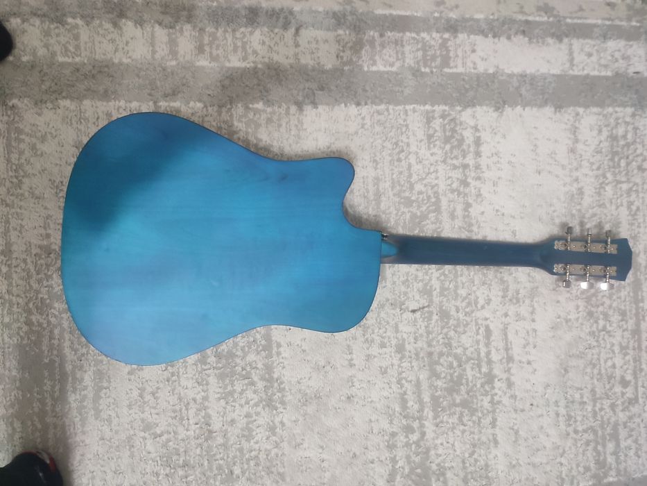 Продам акустическую гитару