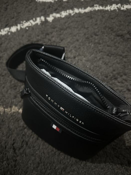 Vând borsetă Tommy Hilfiger