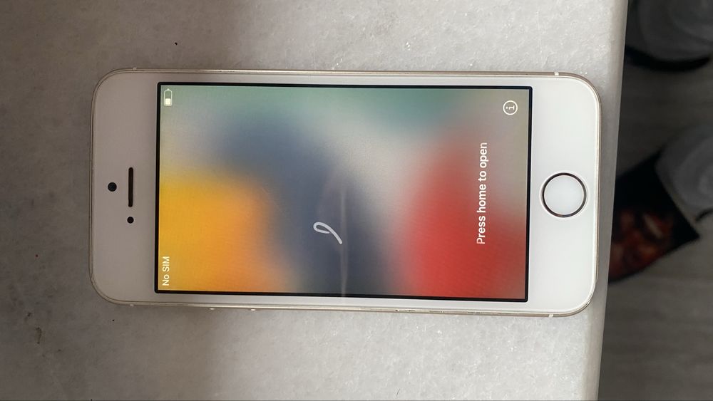 iPhone SE 100% baterie