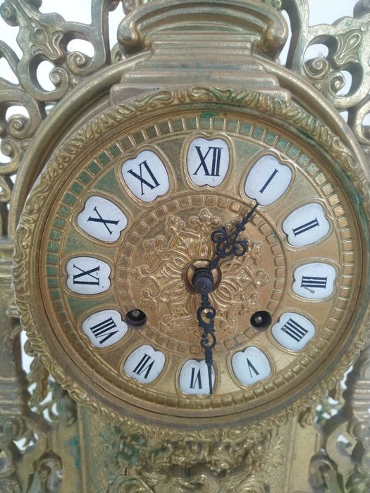 Продавам страхотен антикварен колекционерски бронзов каминен часовник.