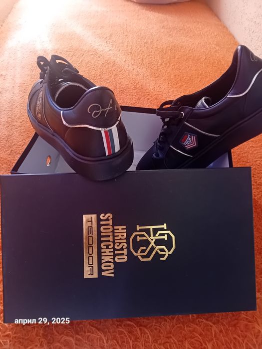 Чисто нови обувки на Стойчков