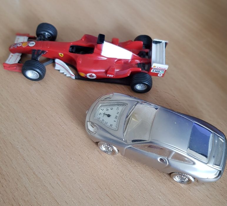 Часовник в метална кола