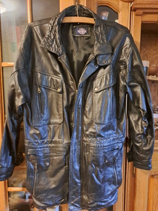 Geaca de piele neagra