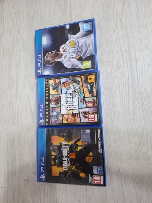 Vând PS4 cu 2 controller + jocuri