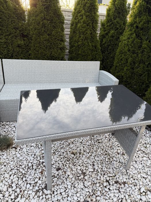 Coltar de exterior cu masa