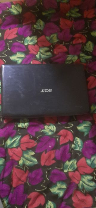 Notbuk acer holati zor aybi baterkasi yoq tokda ishlaydi  qolgani ishl