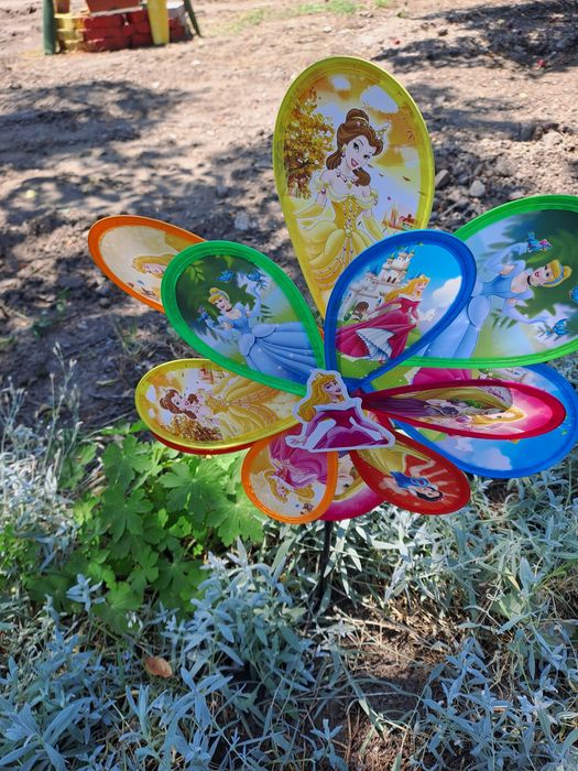 Предлагам въртележка с интересни мотиви както игра и декорация!