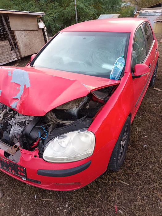 Vând Golf 5 1.9 diesel  ! AVARIAT !