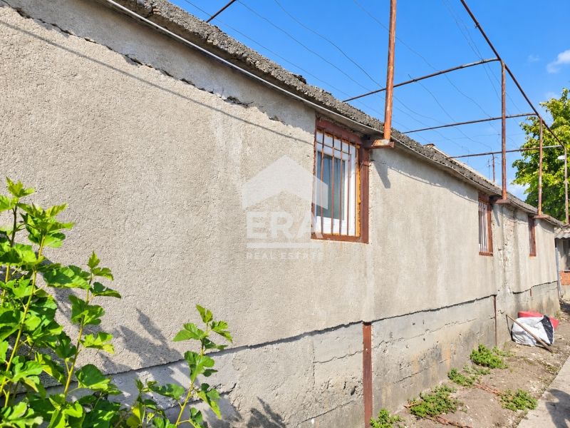 Вила със стопански постройки и равен парцел в м. Каменец