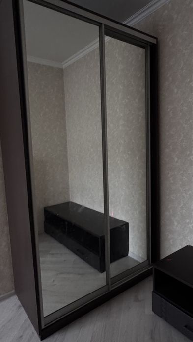 Шкаф с зеркалом.