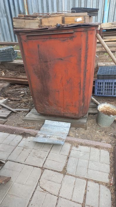 Продам железный мусорный бак
