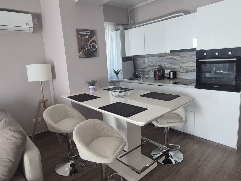 Apartment de inchiriat pe termen lung / zona Butoaie, vedere bilaterală lac / mare