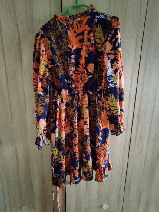 Рокля с флорални мотиви