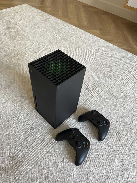 Xbox Series X с двумя геймпадами