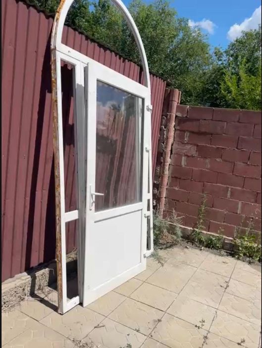 Продам двери и окна пластиковые разные