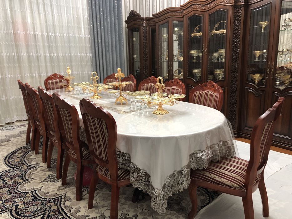 12 kishilik stol va stul. Hamma joyi yangi, rangi qizil.
