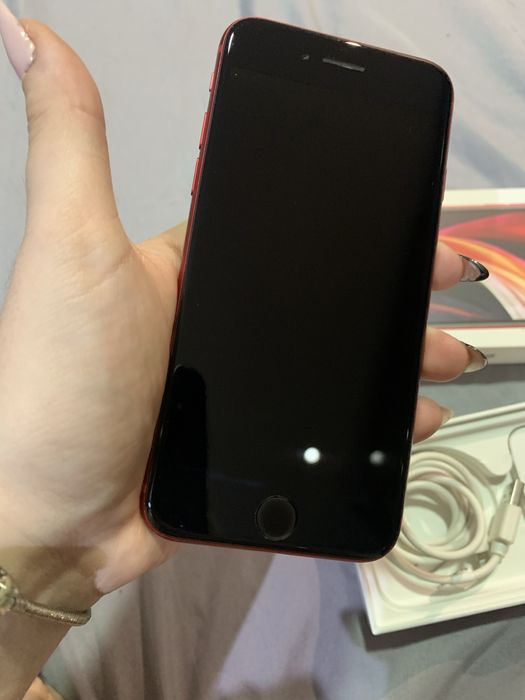 IPhone SE 2020 - червен 64 GB в отлично състояние