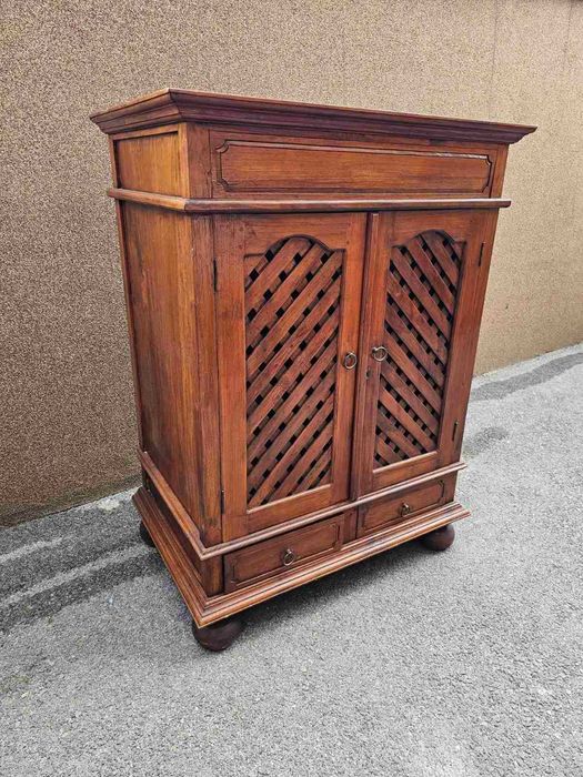 Трапезен шкаф изработен изцяло от масив Тиково дърво