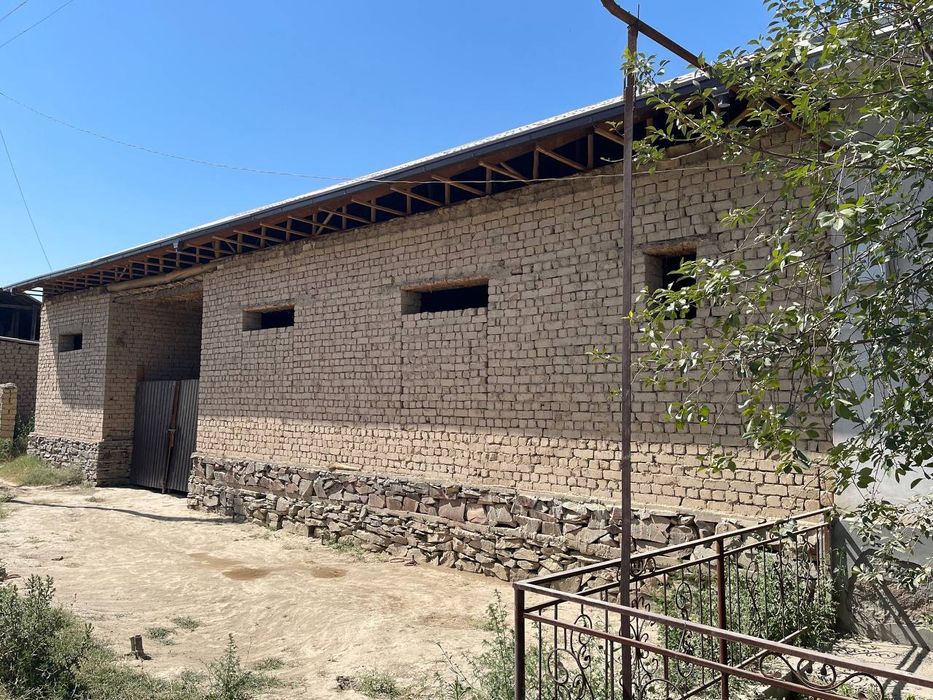 Yoyilmada yangi hovli 9 sotixli 8 honali uy