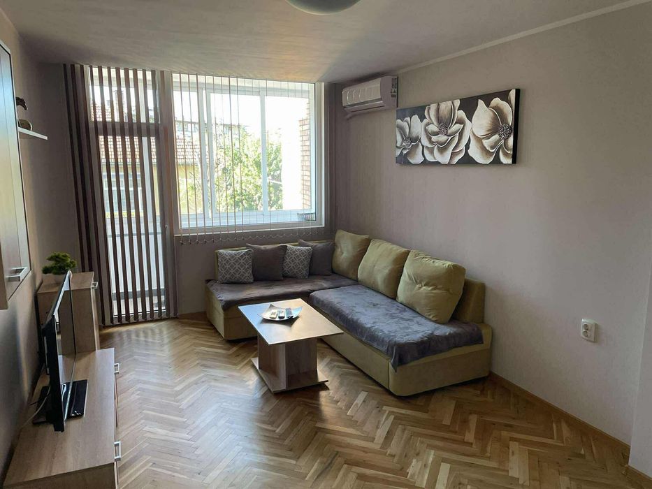 Тристаен обзаведен център