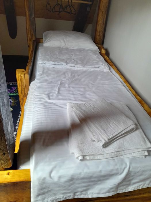 Pat etajat din lemn masiv cu saltele