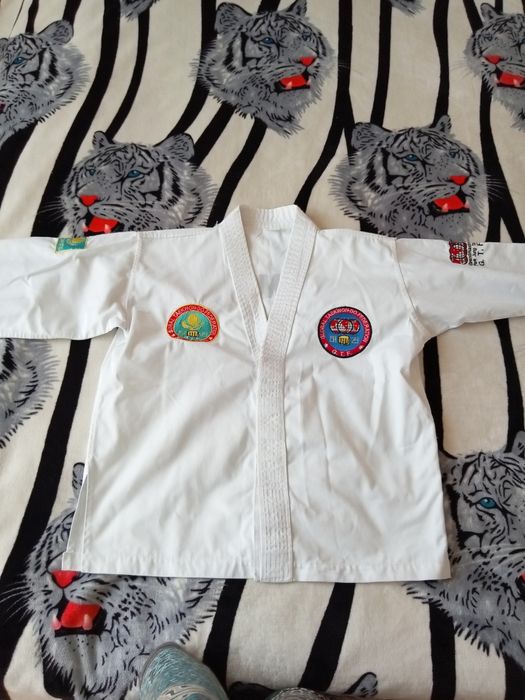 Продам кастюмы для тхэквондо