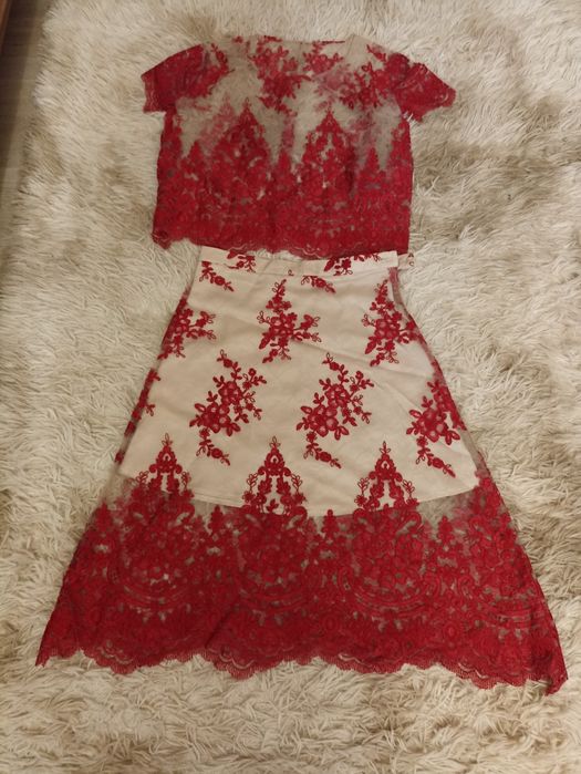 Продается очень красивый костюм двойка.ярко красного цвета.