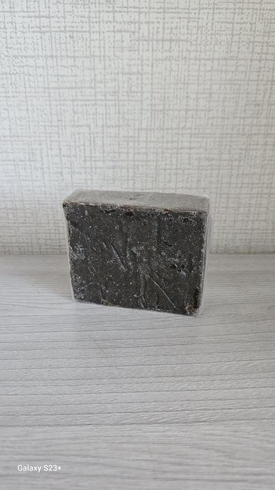 Ер адам жылқыны сипайды