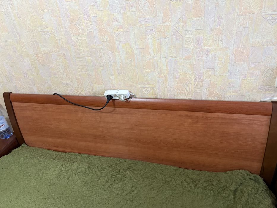 Продам кровать и 2 тумбочки