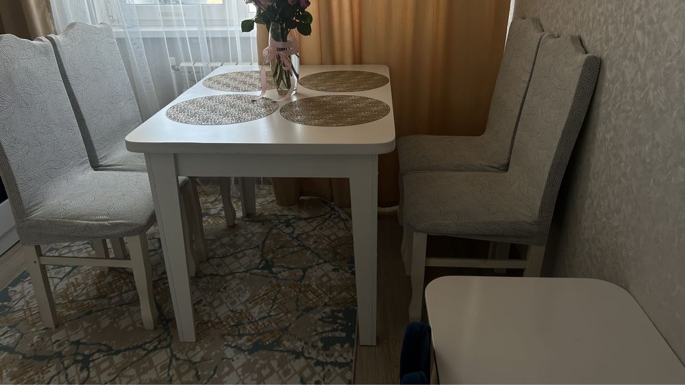 Стол со стульями