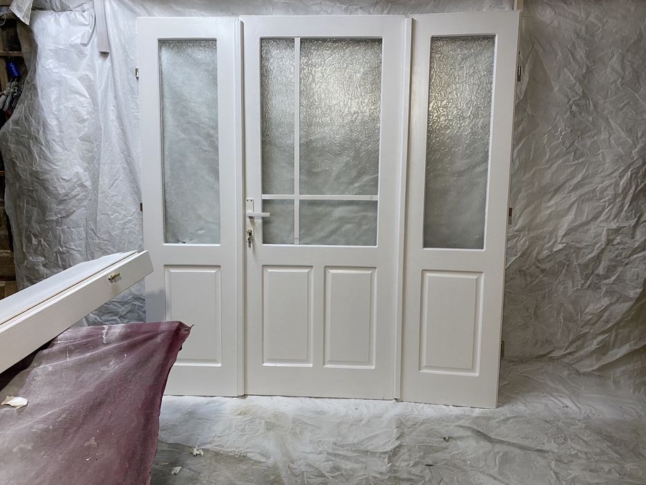 Usi din lemn de brad.