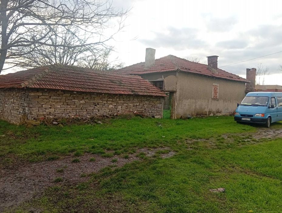 къща с двор с. Биково