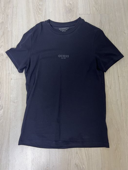 Vand tricou Guess albastru inchis marimea S in stare impecabila