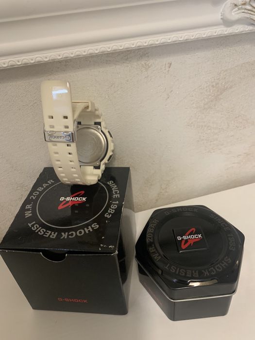 Бял часовник G-shock