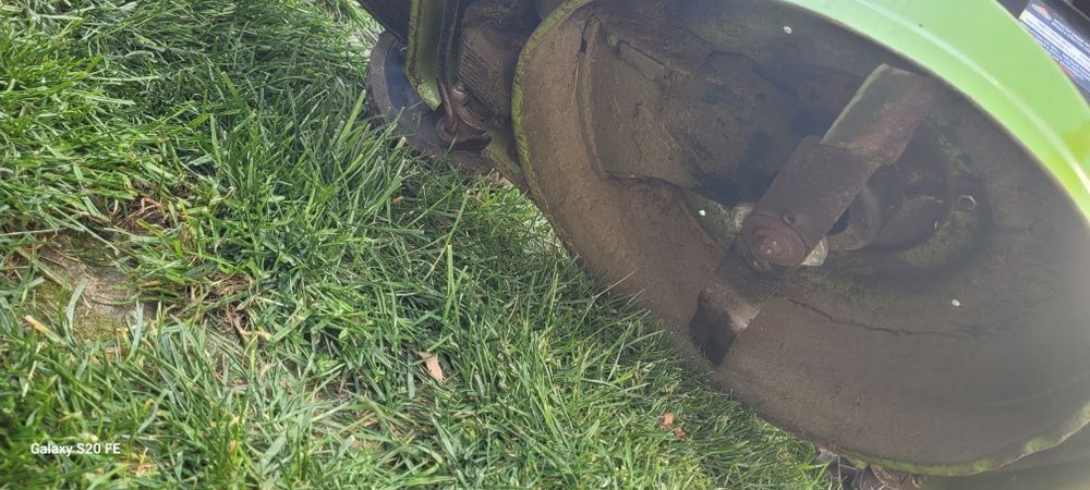 Masina de tuns iarba