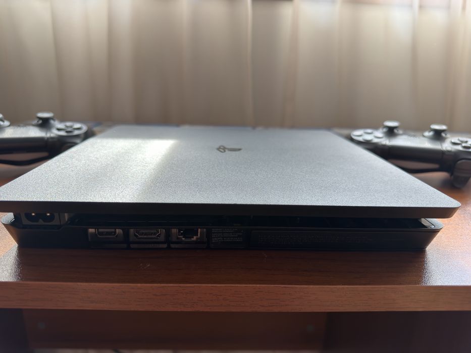 Ps4 с два джойстика и 6 игри към него