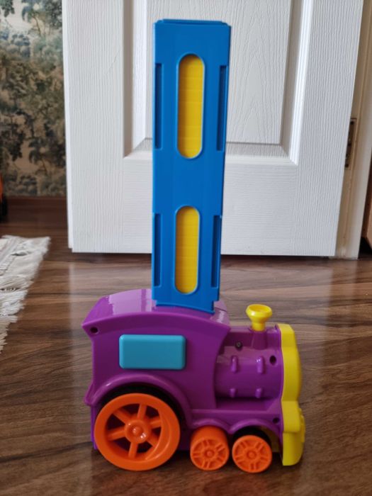 Поезд с доминошками