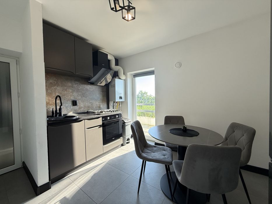 PROPRIETAR – COMISION 0% Apartament modern 2 camere parter tip casă + terasă + vedere la iaz – Fălticeni