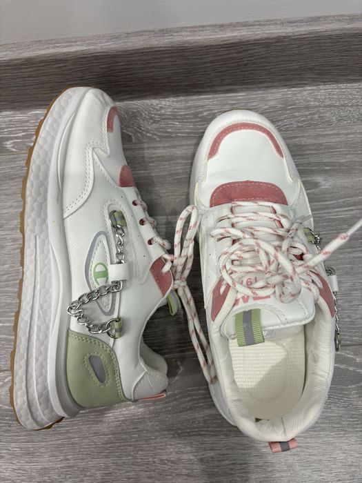 Продам новые кроссовки