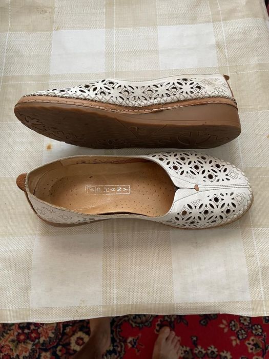 Продам женские туфли. Две пары.