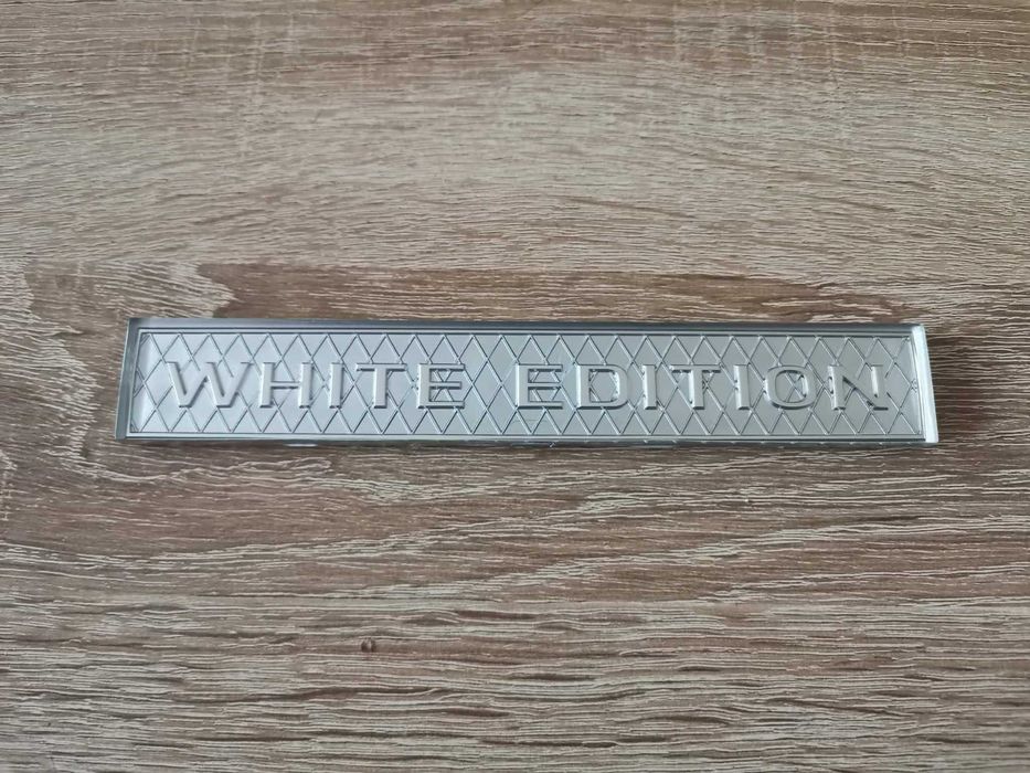 Емблема Toyota White Edition